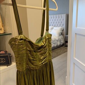 RETROFETE
Elegant Metallic Green Dress